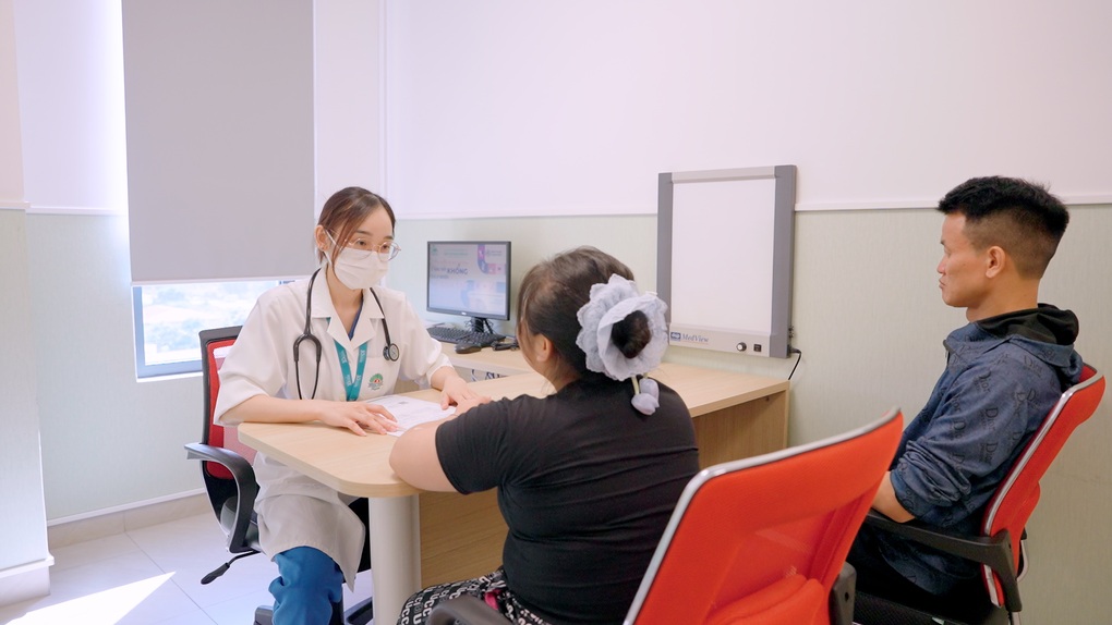 Mắc bệnh hiếm, bé gái 14 tuổi loãng xương, cao huyết áp, sỏi thận, béo phì - 3