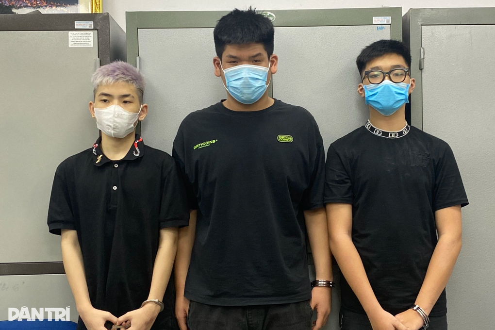 Hà Nội: Tạm giữ 3 thiếu niên chặn xe, chém người để trả đũa - 1 Hà Nội: Tạm giữ 3 thiếu niên chặn xe, chém người để trả đũa - 1