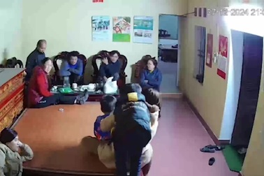 Mẹ xuất viện, chàng trai Nam Định mở camera thấy cảnh bất ngờ của hàng xóm