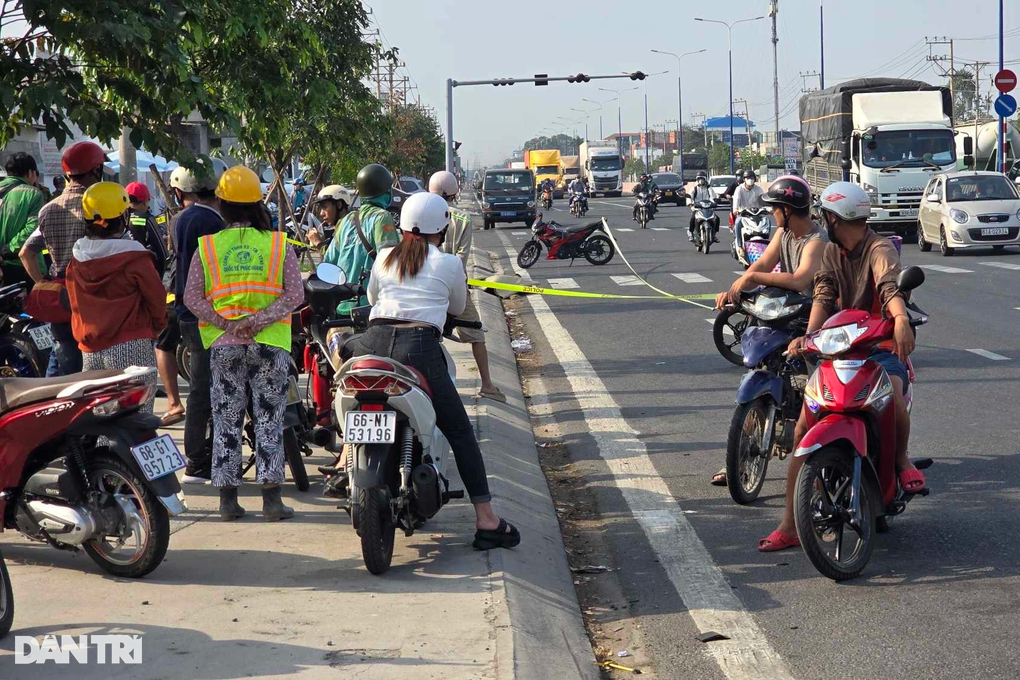 Phát hiện người đàn ông nằm chết trên đường huyết mạch ở Bình Dương - 1 Phát hiện người đàn ông nằm chết trên đường huyết mạch ở Bình Dương - 1