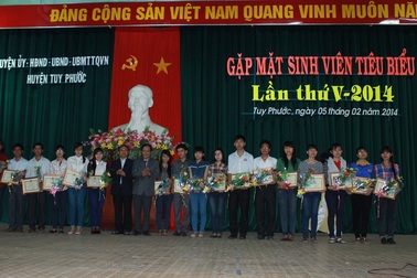 Gặp mặt, trao học bổng đến sinh viên tiêu biểu đầu năm