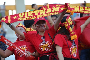 CĐV Việt Nam hâm nóng "chảo lửa" Thuwana