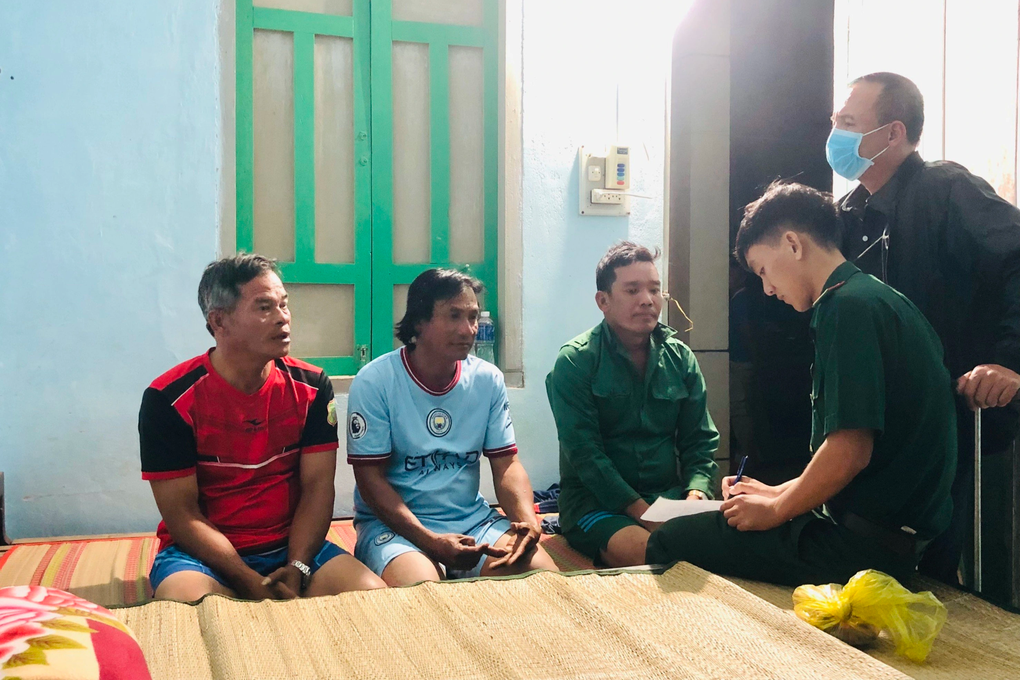 Sóng đánh chìm 2 sà lan giữa biển, nhiều người trôi dạt cần cứu nạn - 1 Sóng đánh chìm 2 sà lan giữa biển, nhiều người trôi dạt cần cứu nạn - 1