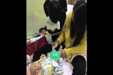 Cảm phục anh chồng không tay chăm vợ đẻ, con thơ