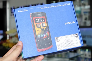 Mở hộp Nokia 700 chính hãng giá trên 7 triệu đồng