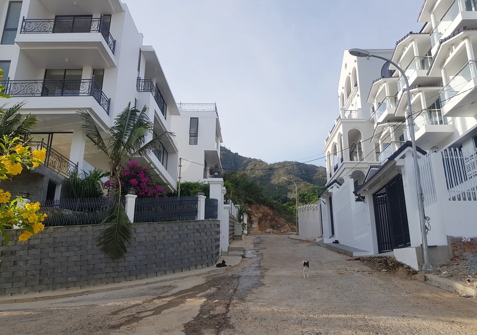 Cận cảnh loạt biệt thự “xẻ thịt” núi Cô Tiên ở Nha Trang - 4 Cận cảnh loạt biệt thự “xẻ thịt” núi Cô Tiên ở Nha Trang - 4