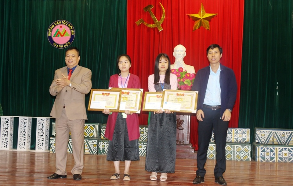 Khen thưởng 2 nữ sinh nhặt được của rơi trả người đánh mất - 2 Khen thưởng 2 nữ sinh nhặt được của rơi trả người đánh mất - 2