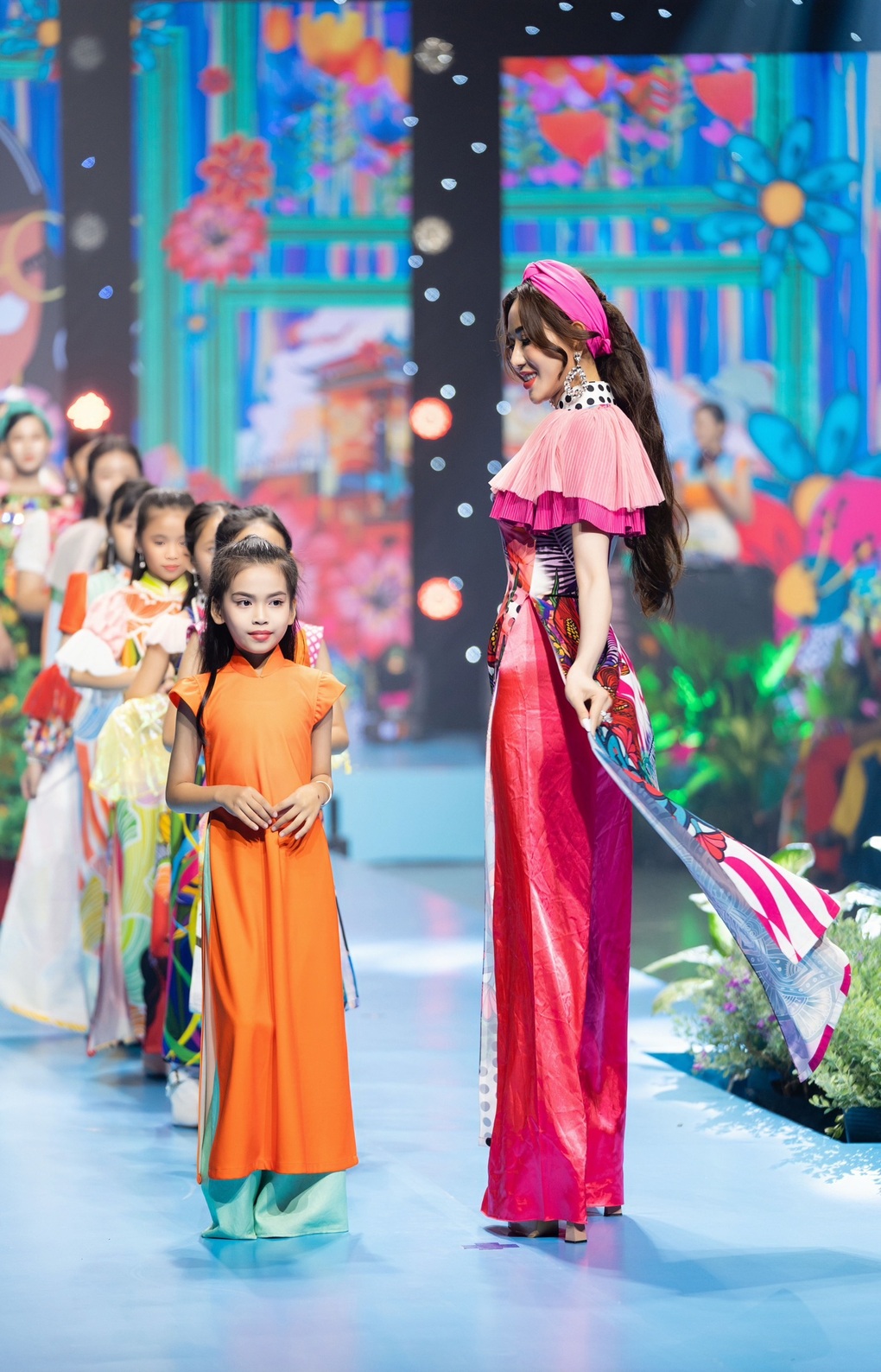 Hoa hậu Lương Thị Thùy Dung đọ trình catwalk với Đỗ Thị Hà, Khánh Vân - 2 Hoa hậu Lương Thị Thùy Dung đọ trình catwalk với Đỗ Thị Hà, Khánh Vân - 2