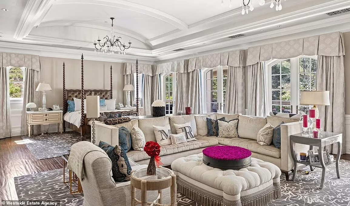 Tài tử Mark Wahlberg rao bán biệt thự với giá... hơn 2.000 tỷ đồng - 7