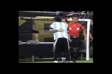 CĐV cuồng nhiệt chạy vào sân quỳ lạy Messi