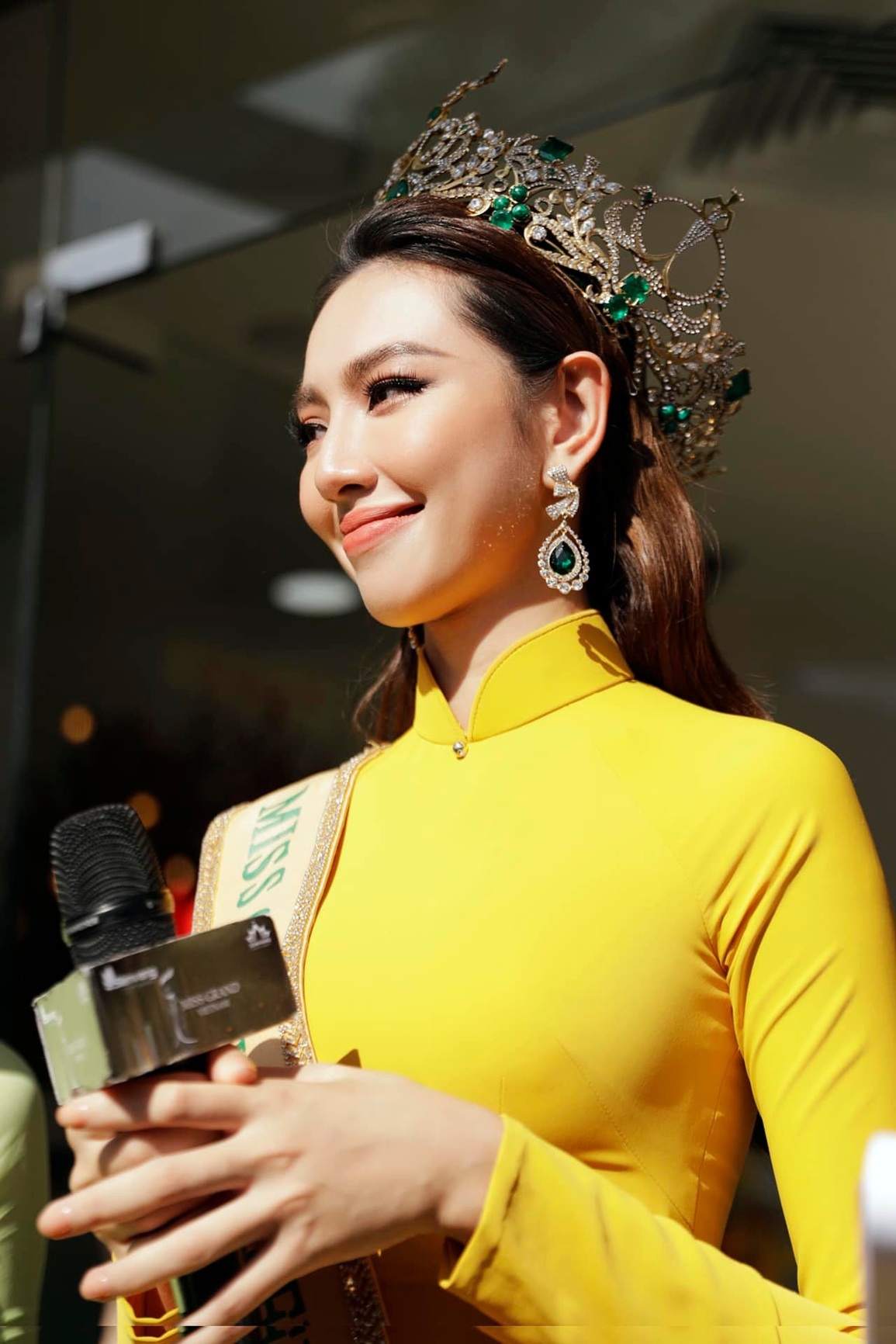 Hoa hậu Thùy Tiên bật khóc trong buổi diễu hành mừng chiến thắng - 2 Hoa hậu Thùy Tiên bật khóc trong buổi diễu hành mừng chiến thắng - 2