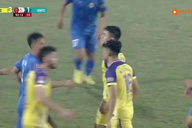 Tuấn Hải chấn thương sau pha phạm lỗi của Tăng Tiến