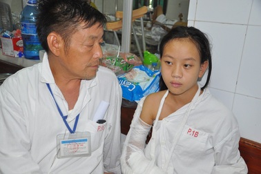 Ánh mắt cầu cứu của bé 14 tuổi bị rò mủ xương và tim bẩm sinh