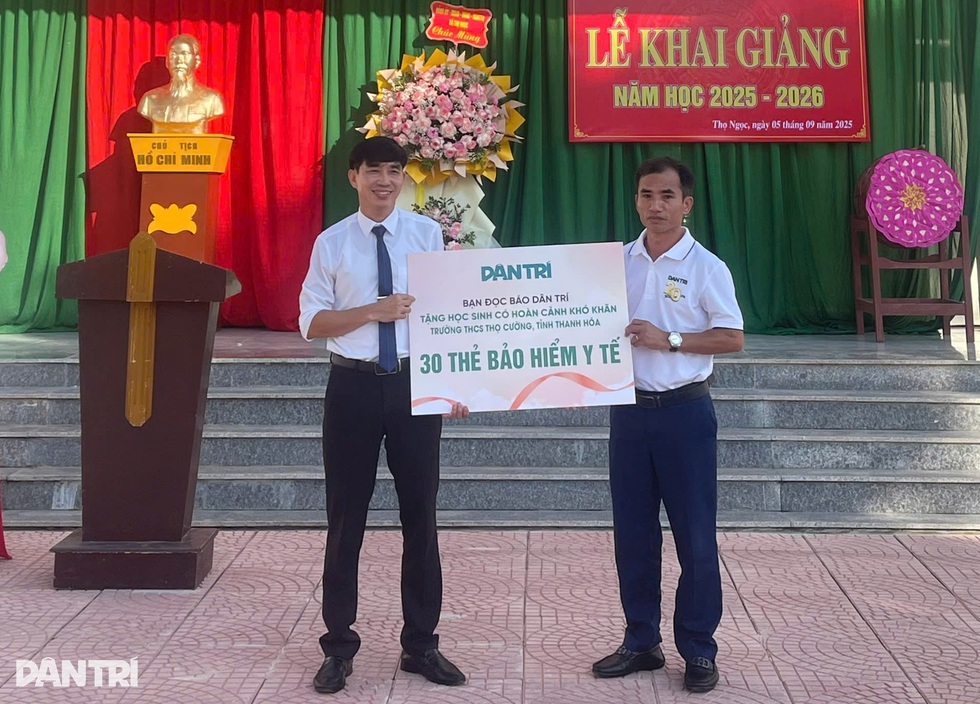 Báo Dân trí trao gần 900 thẻ BHYT đến học sinh tại miền Trung - Tây Nguyên - 3 Báo Dân trí trao gần 900 thẻ BHYT đến học sinh tại miền Trung - Tây Nguyên - 3