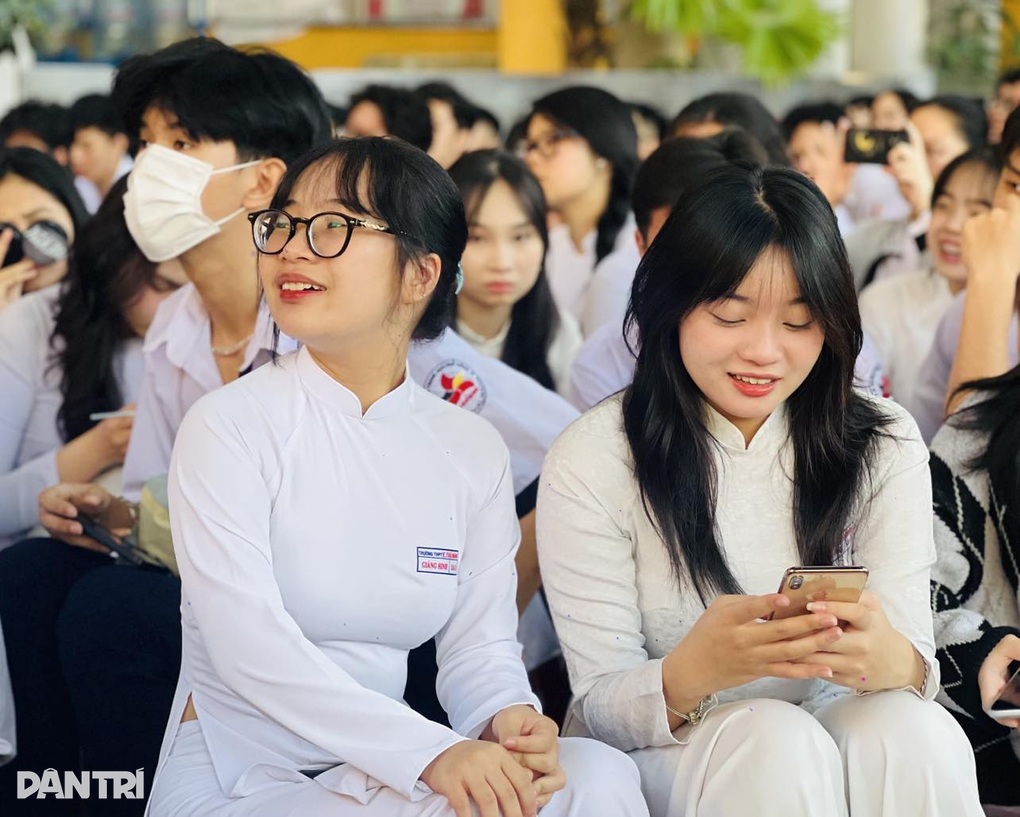 Một trường THPT có hơn 9.000 thí sinh đăng ký, cao hơn tổng thí sinh 2 quận - 1 Một trường THPT có hơn 9.000 thí sinh đăng ký, cao hơn tổng thí sinh 2 quận - 1