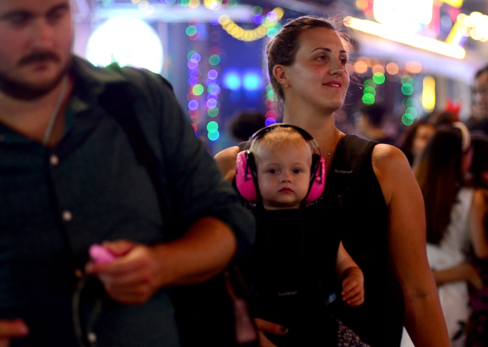 Những em bé đáng yêu trong đêm Giáng sinh trên phố Tây Sài Gòn - 5 Những em bé đáng yêu trong đêm Giáng sinh trên phố Tây Sài Gòn - 5