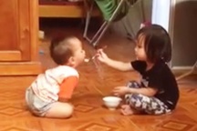 Clip bé 3 tuổi bón cho em ăn cực đáng yêu