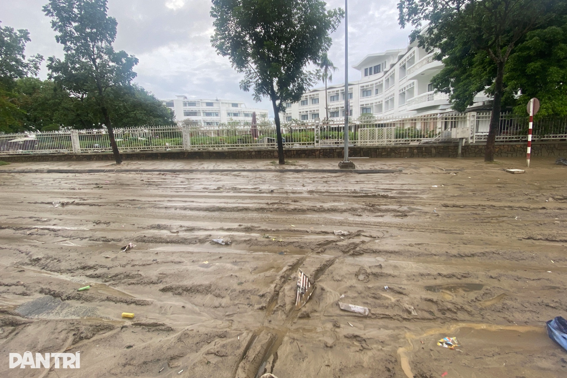 Người dân Huế oằn mình dọn bùn non, rác thải và sửa xe sau lũ - 5 Người dân Huế oằn mình dọn bùn non, rác thải và sửa xe sau lũ - 5