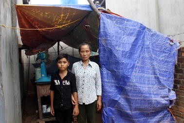 10 năm gánh gồng chữa bệnh cho con, hai mẹ con sống lạnh lẽo trong căn chòi tạm