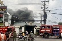 Cháy xưởng sản xuất hộp đựng cơm ở TPHCM