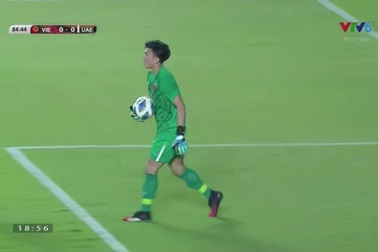 Bùi Tiến Dũng bắt gọn cú sút của Nader ở phút 85