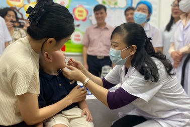 Vì sao trẻ ăn uống đầy đủ vẫn cần uống vitamin A liều cao?