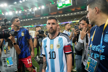 Messi phản ứng khi cổ động viên Argentina bị tấn công ở Brazil