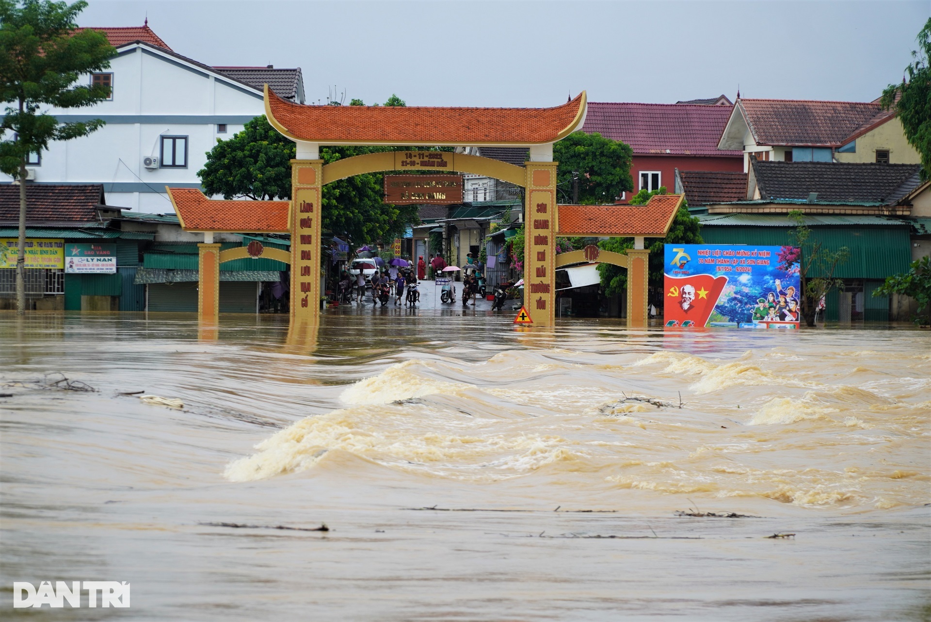 Nước lũ cuồn cuộn nhấn chìm cầu tràn, người dân vẫn liều mình bắt cá - 2 Nước lũ cuồn cuộn nhấn chìm cầu tràn, người dân vẫn liều mình bắt cá - 2
