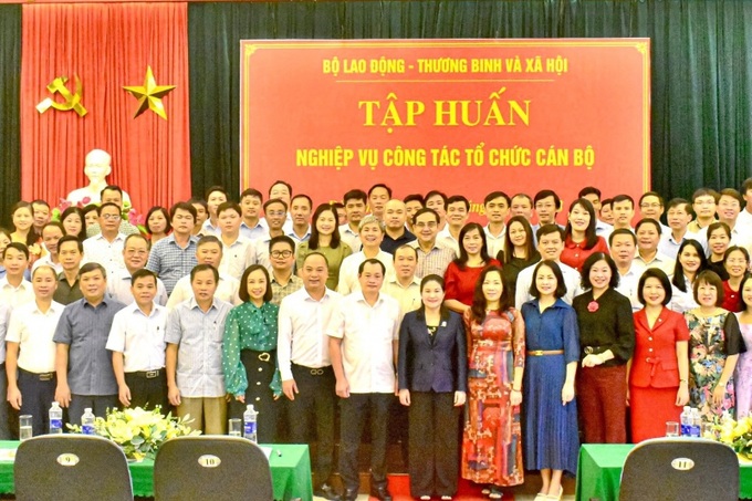 Thứ trưởng Bộ Lao động - Thương binh và Xã hội Nguyễn Thị Hà chụp ảnh lưu niệm cùng các đại biểu tham gia lớp tập huấn.