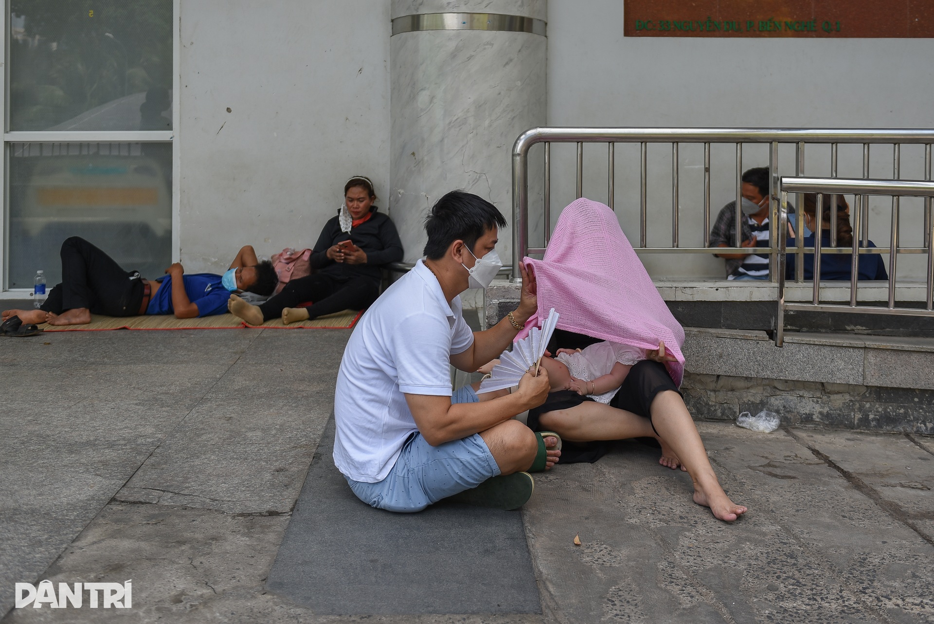 Người dân TPHCM chật vật dưới nắng nóng gần 40 độ C ngày đầu hè - 12 Người dân TPHCM chật vật dưới nắng nóng gần 40 độ C ngày đầu hè - 12