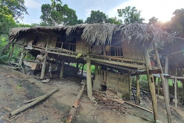 Bà mẹ sinh 10 con trong nhà sàn sắp sập được xây tặng "Ngôi nhà Nhân ái"