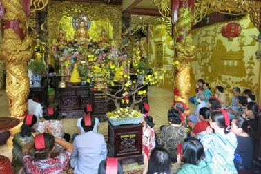 Người người lên chùa cúng sao giải hạn mùng 8