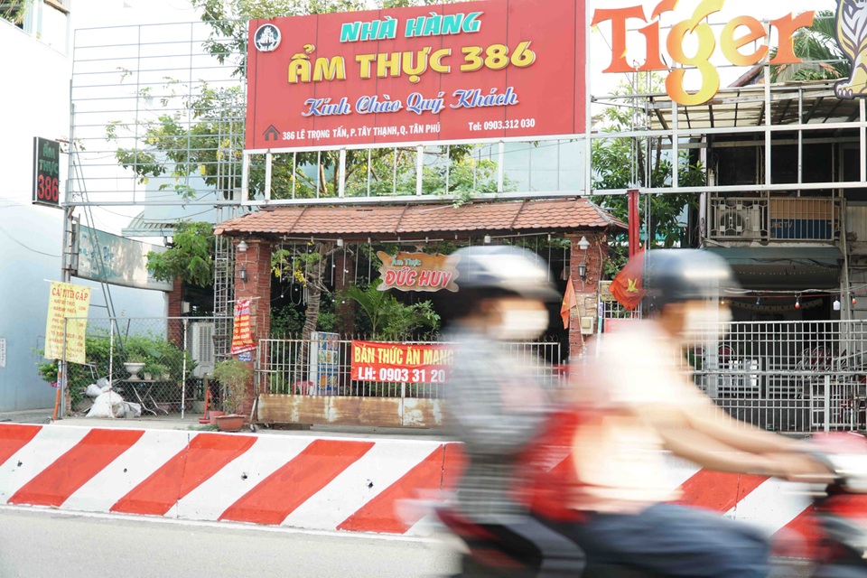 Người Sài Gòn ùa ra đường ngày không cách ly - 12 Người Sài Gòn ùa ra đường ngày không cách ly - 12