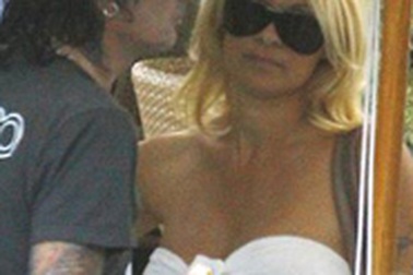 “Quả bom sex” tái hợp với chồng cũ