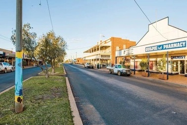 Giá bất động sản leo thang, thị trấn chơi lớn tặng đất "miễn phí"