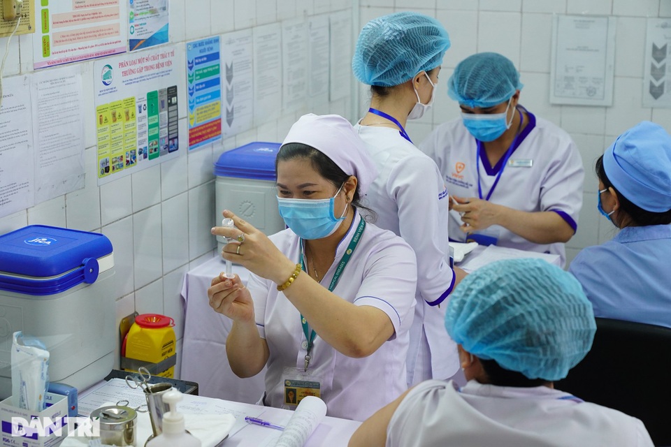 Bắt đầu tiêm vắc xin Covid-19 diện rộng cho nhân viên y tế - 2 Bắt đầu tiêm vắc xin Covid-19 diện rộng cho nhân viên y tế - 2