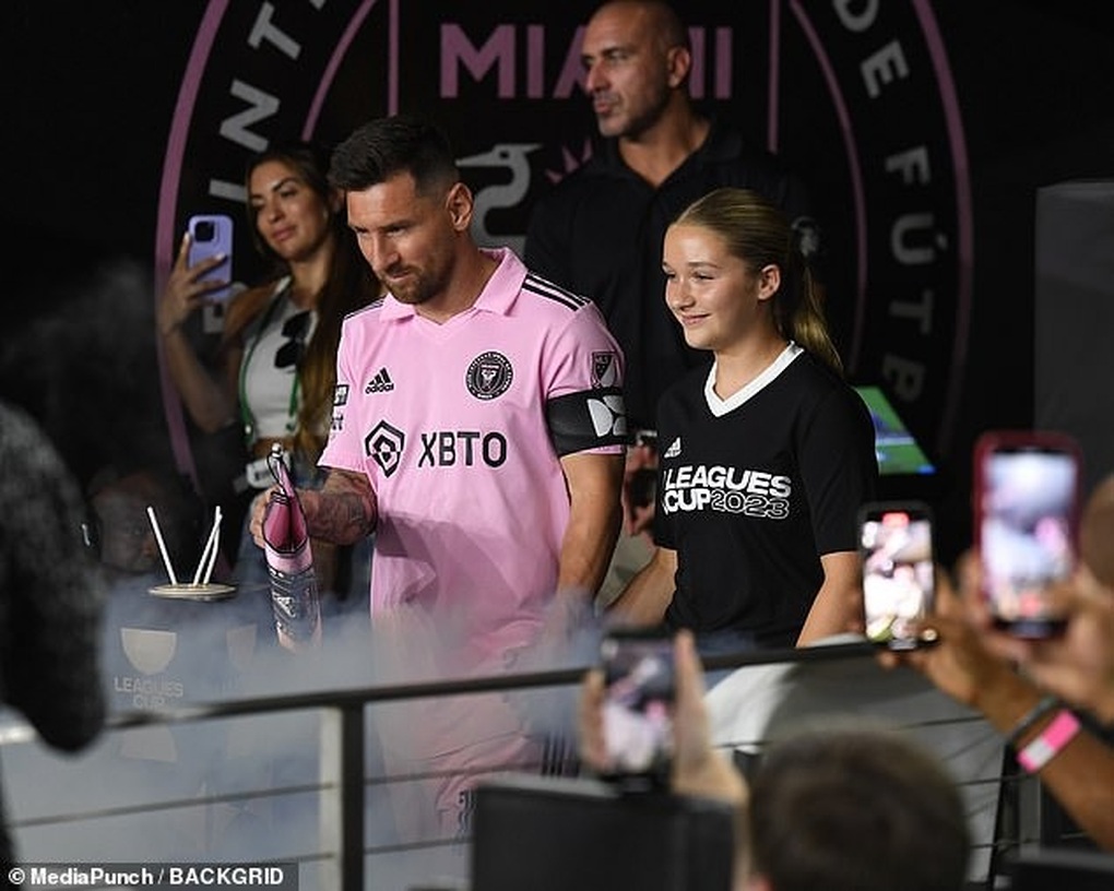 Hộ tống Messi ra sân, cô út Harper Beckham được cha khen ngợi hết lời - 1 Hộ tống Messi ra sân, cô út Harper Beckham được cha khen ngợi hết lời - 1