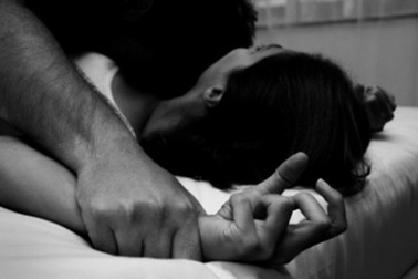 Kiểm tra điện thoại của chồng và phát hiện gây sốc