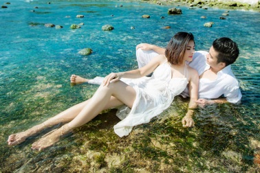 Vân Trang khoe ảnh cưới đẹp gợi cảm trên biển