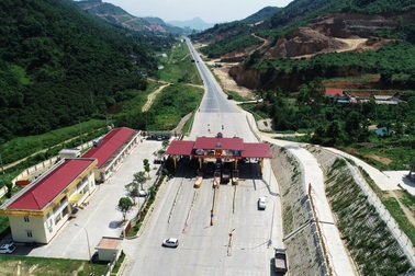 BOT Hòa Lạc-Hòa Bình hỗn loạn, tài xế về nhà ngủ, bỏ xe giữa làn thu phí