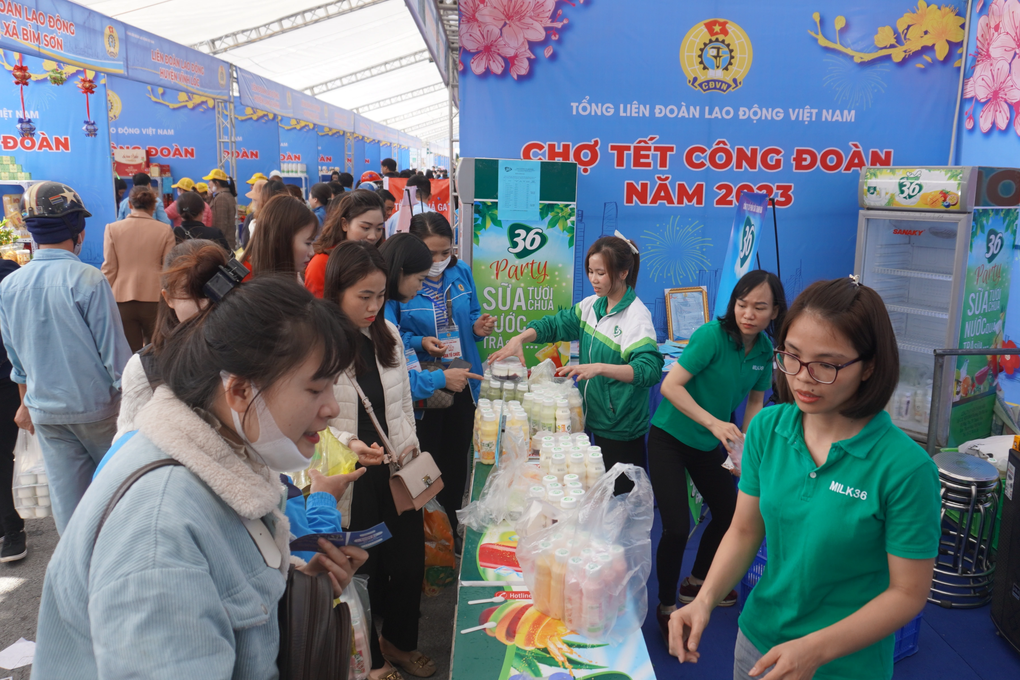 Chợ Tết công đoàn như món quà cuối năm với công nhân nghèo - 1 Chợ Tết công đoàn như món quà cuối năm với công nhân nghèo - 1