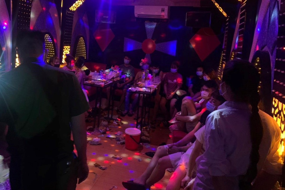 Hà Nội: Bắt quả tang 13 nam thanh nữ tú bay lắc trong quán hát mở chui - 1 Hà Nội: Bắt quả tang 13 nam thanh nữ tú bay lắc trong quán hát mở chui - 1