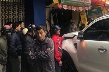 Xế hộp tông nhiều phương tiện, lao vào nhà dân