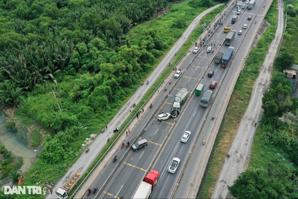 7 xe tông liên hoàn trên cầu Phú Mỹ, nhiều ô tô bốc cháy - 3 7 xe tông liên hoàn trên cầu Phú Mỹ, nhiều ô tô bốc cháy - 3