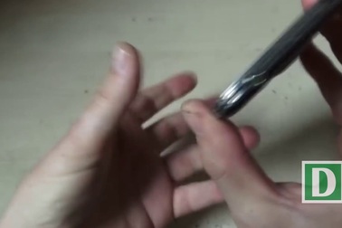 Cách làm sạch khe cắm tai nghe trên smartphone