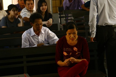 Nguyên Phó Chánh án nhận hối lộ “né” ống kính phóng viên ngày ra tòa