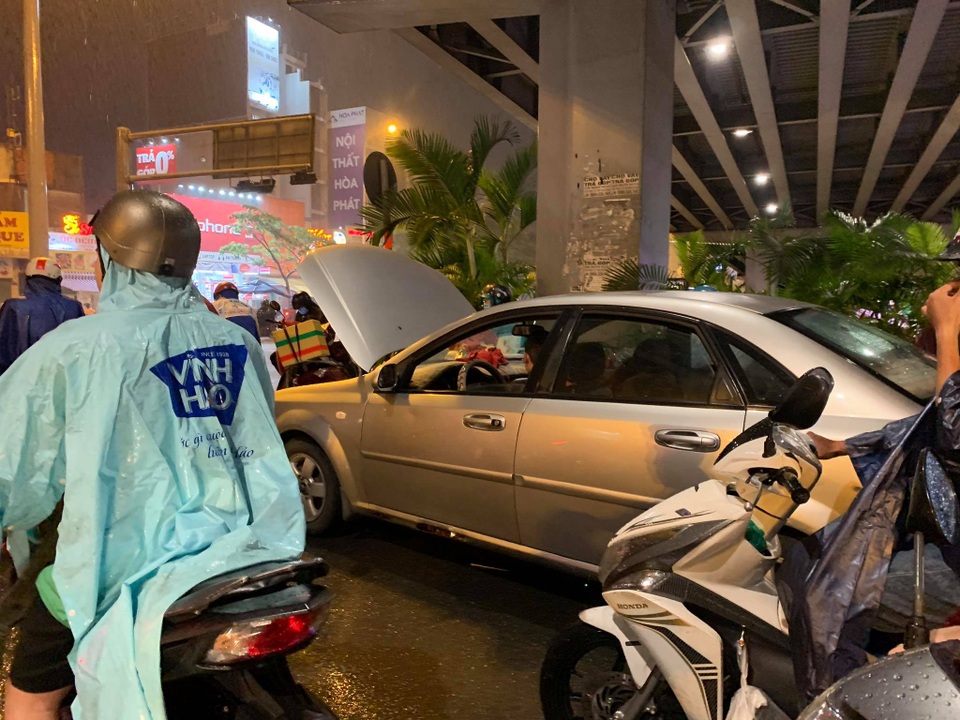 Mưa tối trời, Sài Gòn ngập nặng, kẹt xe đến tận nửa đêm - 14 Mưa tối trời, Sài Gòn ngập nặng, kẹt xe đến tận nửa đêm - 14