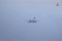 Cận cảnh “bóng ma bầu trời” Su-35S diễn tập ném bom không kích