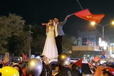 Cặp đôi chụp ảnh cưới giữa biển người ăn mừng chiến thắng của U22 Việt Nam