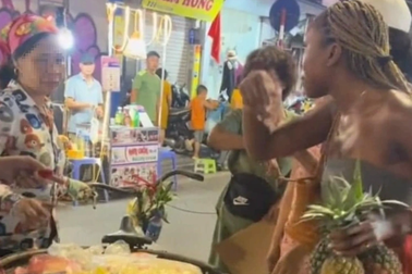 Từ vụ "3 quả dứa giá 50.000 đồng": Đề xuất bán hàng rong cần niêm yết giá